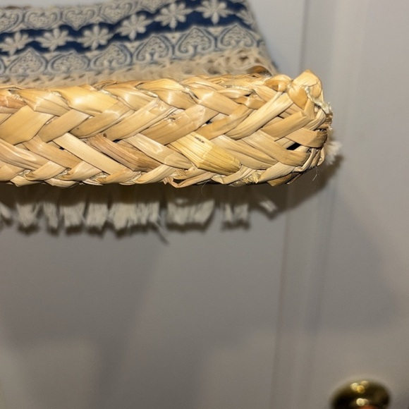 SUN AND SAND TAN WOVEN SHOULDER BAG BLUE & CREME COLOR CLOTH DESIGN WITH FRINGE - Picture 5 of 10